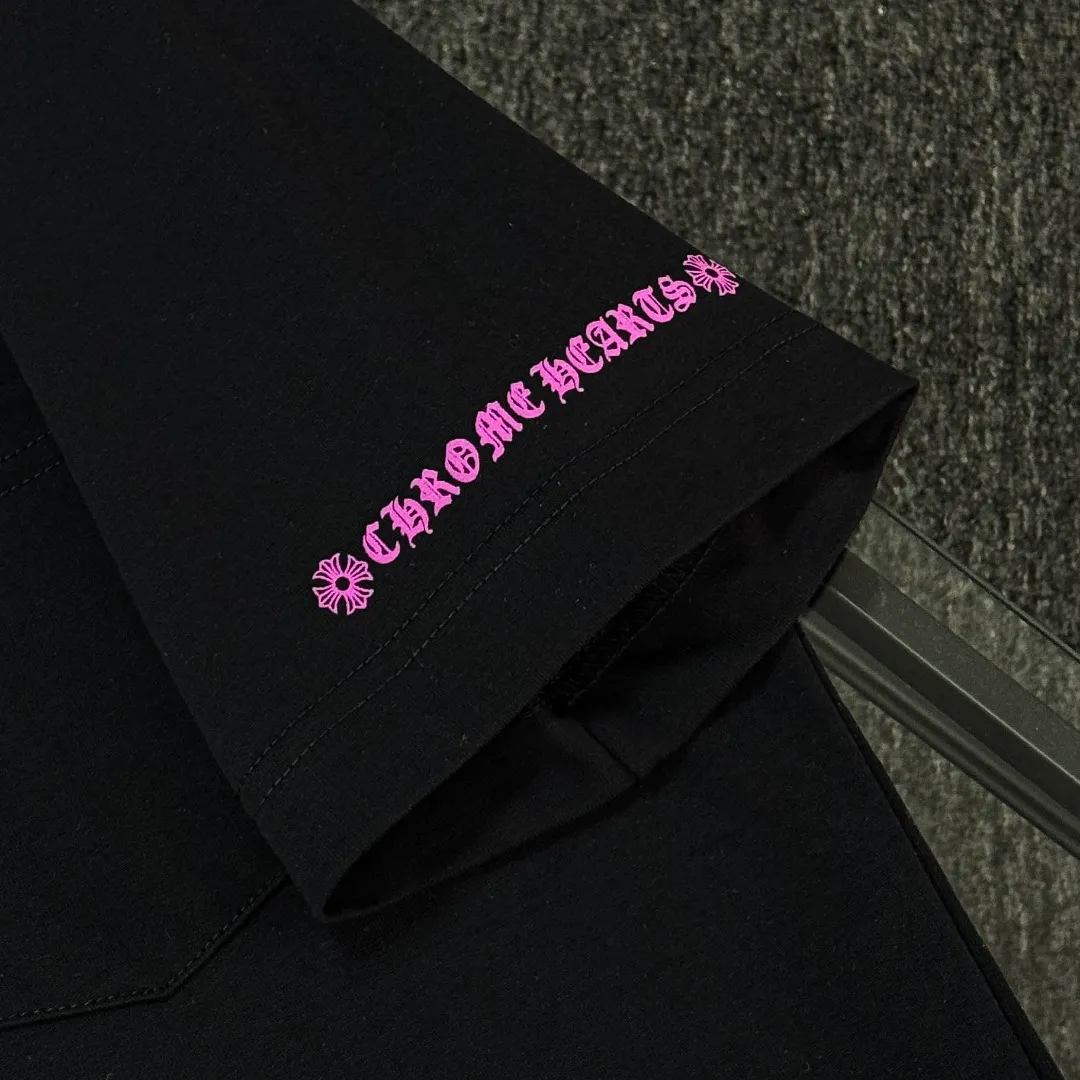 P170 Chrome Hearts Chrome Hearts 25 high version. The fabric is made of 300 grams of high-density pure cotton. It does not deform or shrink. It has three complete labels. It is the same style for men and women. Technology: thick silicone printing. Color: three colors. SIZE: S-XL.